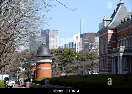 Tokyo. Mar 11, 2017. Le drapeau national japonais vole à mi-mât à Tokyo, le 11 mars 2017, pour marquer le sixième anniversaire de la 2011 tremblement de terre et du tsunami qui a frappé le nord-est du Japon et plus de 18 000 morts ou disparus. Credit : Ma Ping/Xinhua/Alamy Live News Banque D'Images