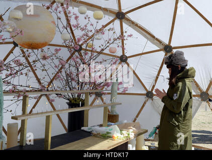 Tokyo. Mar 11, 2017. Un citoyen local prie à un site commémoratif à Tokyo, le 11 mars 2017, pour marquer le sixième anniversaire de la 2011 tremblement de terre et du tsunami qui a frappé le nord-est du Japon et plus de 18 000 morts ou disparus. Credit : Ma Ping/Xinhua/Alamy Live News Banque D'Images