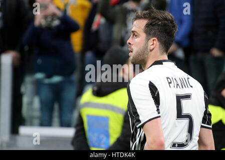 Code Pjanic (Juventus) au cours de la série d'un match de football entre la Juventus et le Milan AC à la Juventus Stadium le 10 mars 2017 à Turin, Italie. La Juventus a gagné 2-1 sur Milan. Banque D'Images