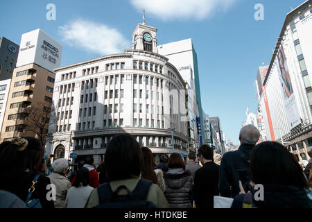 Les gens prennent part à un moment de silence à 2:46 h le sixième anniversaire du grand séisme de l'Est du Japon et le tsunami à Ginza le 11 mars 2017, Tokyo, Japon. 2017 marque le sixième anniversaire du séisme et tsunami qui a tué des milliers de personnes et a conduit à la crise nucléaire de Fukushima. Credit : Rodrigo Reyes Marin/AFLO/Alamy Live News Banque D'Images