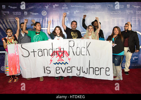 West Hollywood, Californie, USA. 10 mars, 2017. Les militants et ceux qui sont contre le pipeline accès dakota tenir un panneau qui dit "Standing Rock est partout" à la semaine de la mode style - automne/hiver 2017 au centre de design pacifique de West Hollywood, Californie, USA le 10 mars 2017. © sheri determan/Alamy live news Banque D'Images