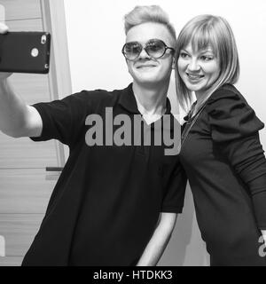 Portrait jeune homme et femme. selfies Noir et blanc. 10 Mar, 2017. Crédit : Igor Golovniov/ZUMA/Alamy Fil Live News Banque D'Images