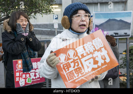 Tokyo, Tokyo, Japon. Mar 11, 2017. Un manifestant anti-nucléaire est titulaire d'une plaque à l'extérieur du bâtiment de la Diète nationale lors d'une manifestation tenue par la Coalition métropolitaine contre Nukes à Tokyo. La protestation vient au cours du sixième anniversaire du grand séisme de l'Est du Japon et le tsunami qui ont conduit à l'éclatement de la crise nucléaire de Fukushima. Credit : Alessandro Di Ciommo/ZUMA/Alamy Fil Live News Banque D'Images