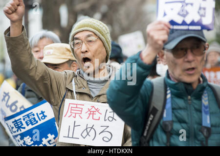 Tokyo, Tokyo, Japon. Mar 11, 2017. Un manifestant anti-nucléaire est titulaire d'une plaque à l'extérieur du bâtiment de la Diète nationale lors d'une manifestation tenue par la Coalition métropolitaine contre Nukes à Tokyo. La protestation vient au cours du sixième anniversaire du grand séisme de l'Est du Japon et le tsunami qui ont conduit à l'éclatement de la crise nucléaire de Fukushima. Credit : Alessandro Di Ciommo/ZUMA/Alamy Fil Live News Banque D'Images