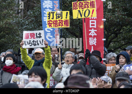 Tokyo, Tokyo, Japon. Mar 11, 2017. Un manifestant anti-nucléaire est titulaire d'une plaque à l'extérieur du bâtiment de la Diète nationale lors d'une manifestation tenue par la Coalition métropolitaine contre Nukes à Tokyo. La protestation vient au cours du sixième anniversaire du grand séisme de l'Est du Japon et le tsunami qui ont conduit à l'éclatement de la crise nucléaire de Fukushima. Credit : Alessandro Di Ciommo/ZUMA/Alamy Fil Live News Banque D'Images