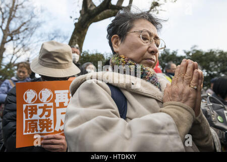 Tokyo, Tokyo, Japon. Mar 11, 2017. Un manifestant anti-nucléaire prie en dehors de la Diète nationale lors d'une manifestation tenue par la Coalition métropolitaine contre Nukes à Tokyo. La protestation vient au cours du sixième anniversaire du grand séisme de l'Est du Japon et le tsunami qui ont conduit à l'éclatement de la crise nucléaire de Fukushima. Credit : Alessandro Di Ciommo/ZUMA/Alamy Fil Live News Banque D'Images