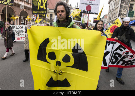 Berlin, Berlin, Allemagne. Mar 11, 2017. 18 500 manifestants à Berlin commémore les victimes du séisme et tsunami déclenché par la catastrophe nucléaire, il y a six ans. À la centrale nucléaire de Fukushima Daiichi, un melting avait eu lieu. Il faudra des décennies pour l'atomic ruines à restaurer. Credit : ZUMA Press, Inc./Alamy Live News Banque D'Images