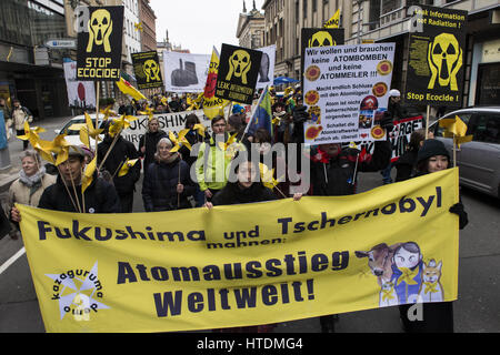 Berlin, Berlin, Allemagne. Mar 11, 2017. 18 500 manifestants à Berlin commémore les victimes du séisme et tsunami déclenché par la catastrophe nucléaire, il y a six ans. À la centrale nucléaire de Fukushima Daiichi, un melting avait eu lieu. Il faudra des décennies pour l'atomic ruines à restaurer. Credit : ZUMA Press, Inc./Alamy Live News Banque D'Images