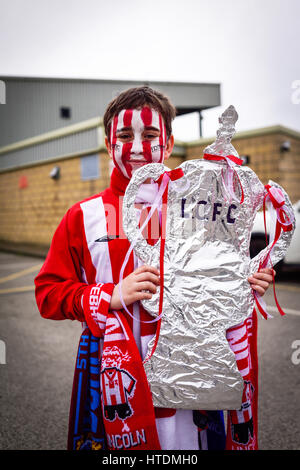 Lincoln, Royaume-Uni. Mar 11, 2017. N° Impvasion a commencé des milliers de non-league Lincoln city fans faire leur chemin à l'Unis sol pour prendre sur Arsenal dans le sixième tour de la FA Cup. Crédit : Ian Francis/Alamy Live News Banque D'Images