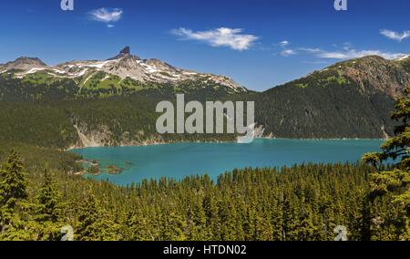 Vue panoramique sur le lac Émeraude Garibaldi, la forêt verte et le pic de Black Tusk. Randonnée panoramique montagnes de la côte Colombie-Britannique, Canada Banque D'Images