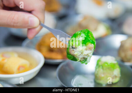 Dimsum situé dans la plaque d'acier, cuisine chinoise. Banque D'Images