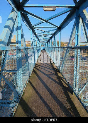 Pied en fonte pont au-dessus de la gare de Lincoln Banque D'Images