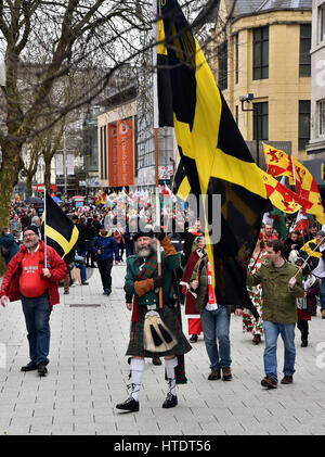 Happy St David's Day, 1er mars, 2017. Saint David's Day Parade dans le centre-ville de Cardiff. Banque D'Images