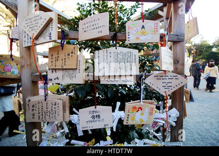 Les Japonais raccrochez voeux écrits sur planches de bois décoratif dans un temple traditionnel et culturel, une façon de célébrer la nouvelle année au Japon Banque D'Images