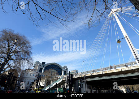Gare de Londres Charing Cross dans la Cité de Westminster au bout du pont Hungerford, à côté du théâtre Playhouse Banque D'Images