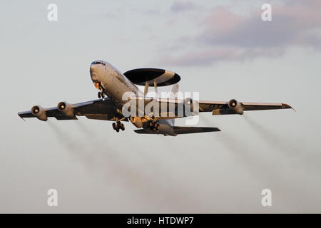 L'OTAN UN E-3A AWACS Sentry dépassement RAF Mildenhall au crépuscule. Ces avions sont basés à Geilenkirchen en Allemagne. Banque D'Images