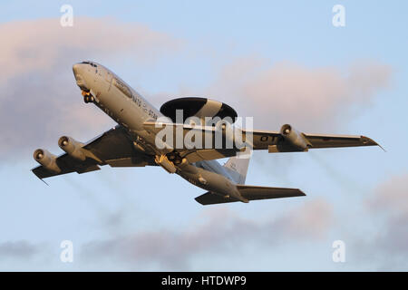 L'OTAN UN E-3A AWACS Sentry dépassement RAF Mildenhall au crépuscule. Ces avions sont basés à Geilenkirchen en Allemagne. Banque D'Images