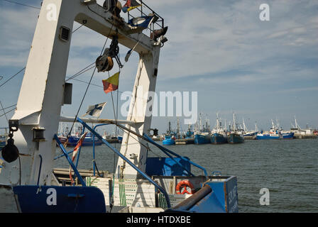 Treuil à tambour à l'arrière du chalutier, bateaux de pêche au port de Wladyslawowo, occidentale, Pologne Banque D'Images