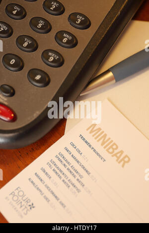 Chambre d'hôtel mini-bar menu avec téléphone et stylo Banque D'Images