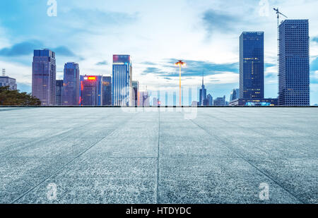 Sol en marbre dans le devant de l'hôtel de ville vue de nuit, Shenzhen, Chine. Banque D'Images