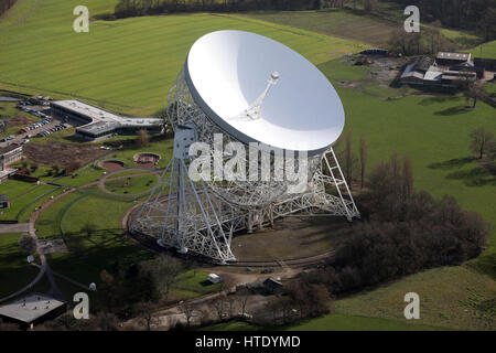 Vue aérienne de radiotélescope de Jodrell Bank, Cheshire, Royaume-Uni Banque D'Images