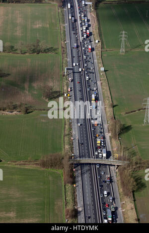 Vue aérienne de fort trafic sur l'autoroute M6 dans Cheshire, Royaume-Uni Banque D'Images