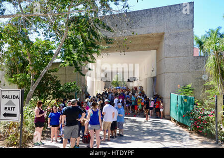 Entrée de Chichen Itza de touristes faisant la queue pour entrer sur la ligne du Mexique Banque D'Images