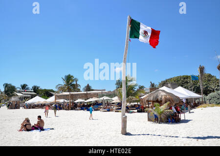 Les touristes sur la plage de Tulum mexique avec drapeau mexicain Banque D'Images