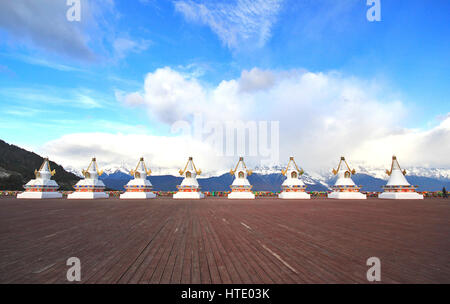 Xian DE DÊQÊN, CHINE - 16 avril 2015 : Pagode à Feilai temple à Meili Snow Mountain.un paysage célèbre dans Xian de Dêqên, Yunnan, Chine. Banque D'Images