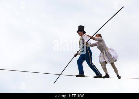 Bullzini Equilibrius actuelle Famille exploits sur highwire à jusqu'à l'air à la popularité des chaussures élégantes, Harbourside Park, Poole en Septembre Banque D'Images