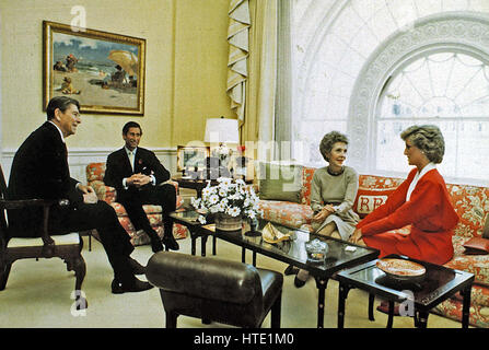 Le président des États-Unis Ronald Reagan et Première dame Nancy Reagan prendre le thé avec le Prince Charles et la princesse Diana dans la résidence de la Maison Blanche à Washington, DC, le 9 novembre 1985 Banque D'Images