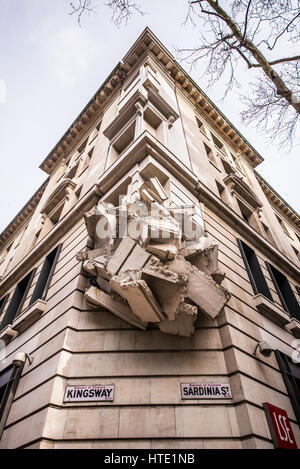 Le bloc carré a été installé sur l'extérieur du nord-ouest de son nouveau bâtiment scolaire à l'angle de la Kingsway et la Sardaigne Street, Londres Banque D'Images