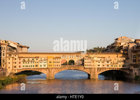 Le Ponte Vecchio à Florence, Italie capturés dans la lumière du soir. Célèbre pour ses boutiques, le pont enjambe le fleuve Arno et est une destination touristique Banque D'Images