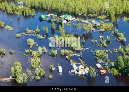 Les crues de la rivière Ob Juin 2015 Vue aérienne de même dans des maisons aux environs de Nizhnevartovsk, région de Tioumen, en Russie. Vue aérienne de la zone résidentielle de la s Banque D'Images