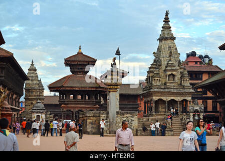 Katmandou, Népal - 11 OCT : foule de népalais locaux visiter le célèbre de Bhaktapur Durbar Square le 11 octobre 2013 à Katmandou, Népal Bhaktapu Banque D'Images