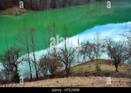 L'eau des lacs contaminés. Geamana, Rosia Montana, Roumanie Banque D'Images