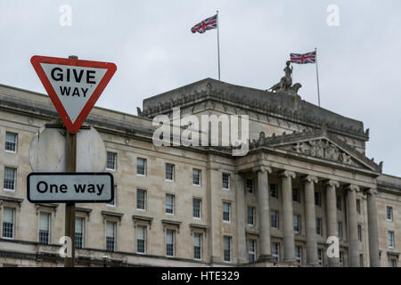 Union Jacks voler du haut de Stormont en construction à l'Est de Belfast. Banque D'Images