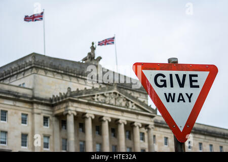 Union Jacks voler du haut de Stormont en construction à l'Est de Belfast. Banque D'Images