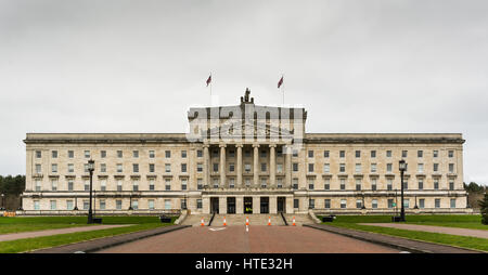 Photographie grand angle du bâtiment principal Stormont avec drapeaux Union Jack de haut. Banque D'Images