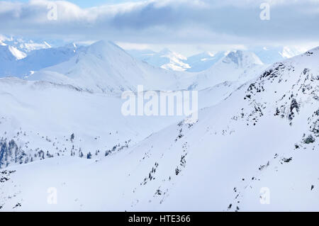 Station de ski avec des pistes de ski couvertes de neige dans les Alpes autrichiennes Banque D'Images