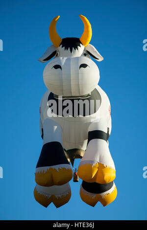 'Vache' hot air ballon en vol, l'Albuquerque International Balloon Fiesta, Albuquerque, Nouveau Mexique USA Banque D'Images