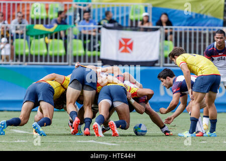 Rio de Janeiro, Brésil. 11 août 2016 au cours de la Mêlée USA et l'Espagne dans le match de rugby à sept hommes à l'été 2016 Jeux Olympiques. ©PAUL J. Sutton Banque D'Images