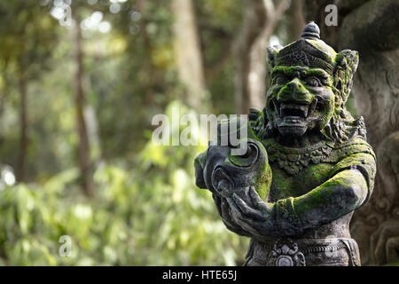 L'hindouisme balinais, des statues dans la forêt des singes sacrés, la culture orientale Banque D'Images