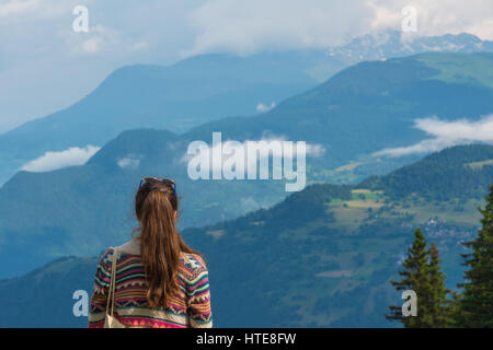 Femme bénéficiant d'une vue sur la montagne en été Banque D'Images