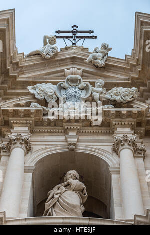 Statue de la Vierge Marie sur la cathédrale de Syracuse à la place de la cathédrale (Piazza del Duomo) sur l'île d'Ortygie, l'île de Sicile, la ville de Syracuse, Italie Banque D'Images