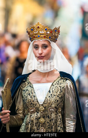 Asti, Italie - le 19 septembre 2010 : Princesse médiévale, au cours de la parade historique de la Palio d'Asti en Piémont, Italie- Dame du Moyen Âge Banque D'Images