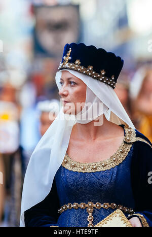 Asti, Italie - le 19 septembre 2010 : Princesse médiévale, au cours de la parade historique de la Palio d'Asti en Piémont, Italie- Dame du Moyen Âge Banque D'Images