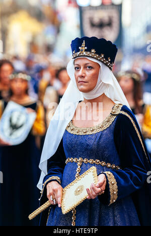 Asti, Italie - le 19 septembre 2010 : Princesse médiévale, au cours de la parade historique de la Palio d'Asti en Piémont, Italie- Dame du Moyen Âge Banque D'Images