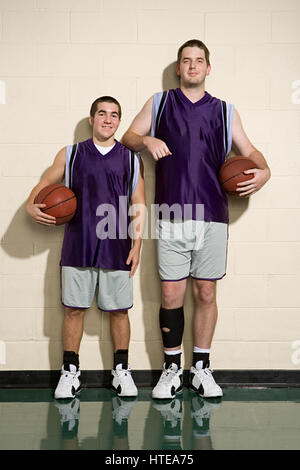 Haut et court de joueurs de basket-ball Banque D'Images