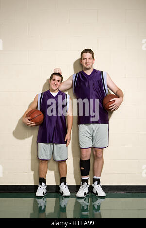 Haut et court de joueurs de basket-ball Banque D'Images